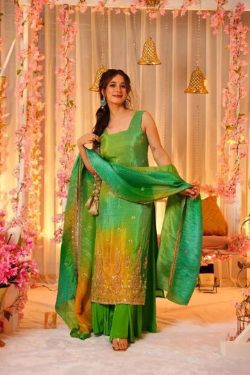 stunning green 🌹bandhej print straight suit