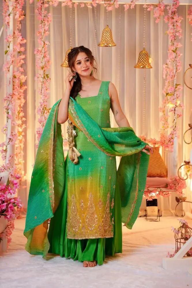 stunning green 🌹bandhej print straight suit