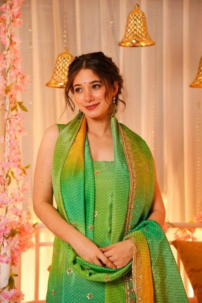 stunning green 🌹bandhej print straight suit